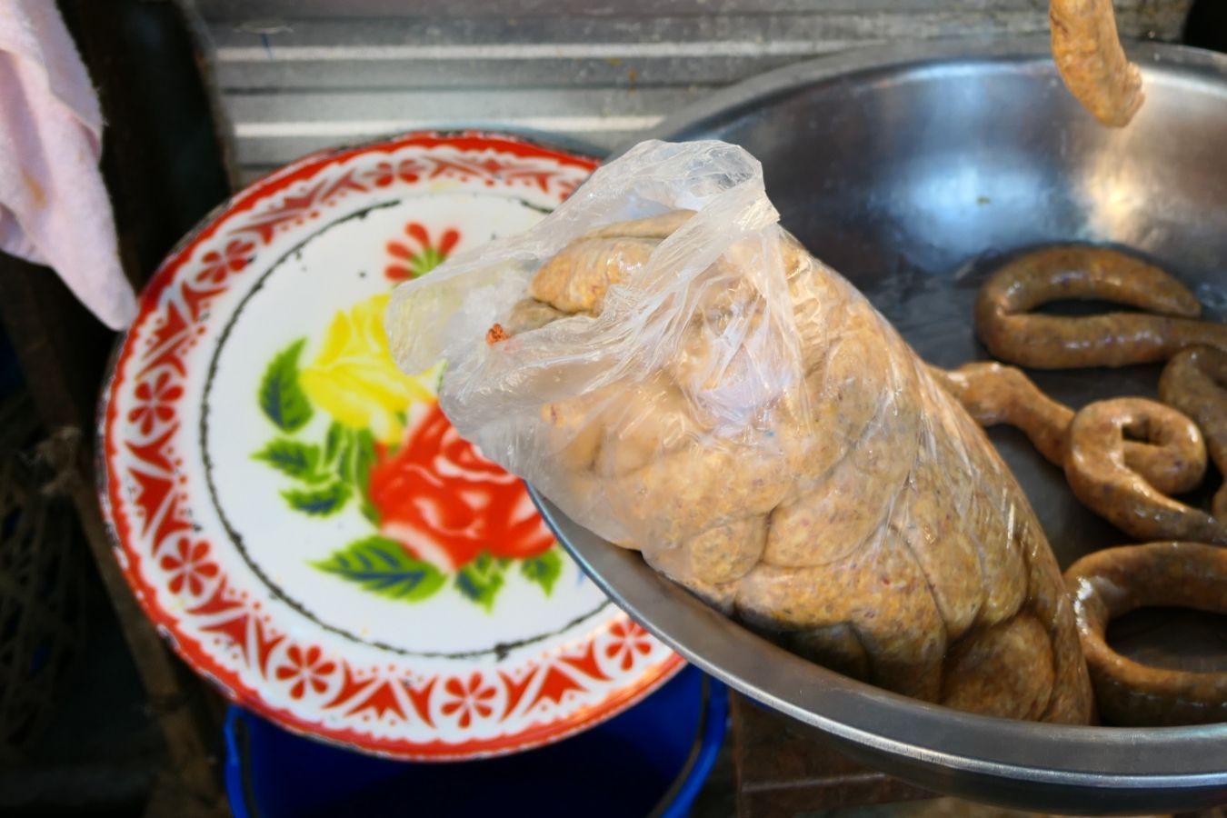 La sai oua es una salchicha del norte de Tailandia que fusiona los distintos sabores de la gastronomía tailandesa en un solo bocado, ¡boom! | Gastronomadistas 