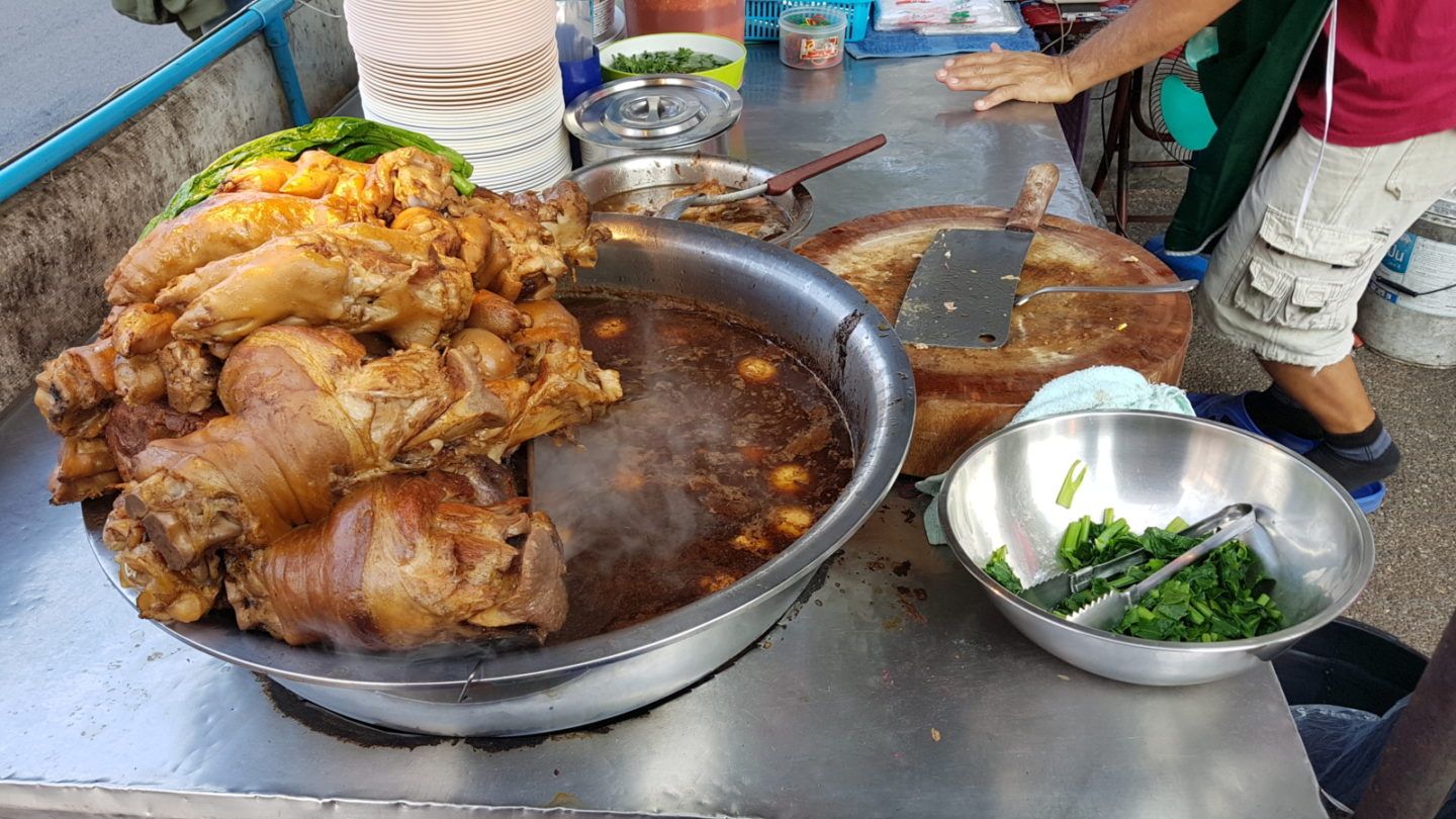 Gastronomadistas | Prueba el cerdo braseado más famoso de Tailandia, el khao ka moo