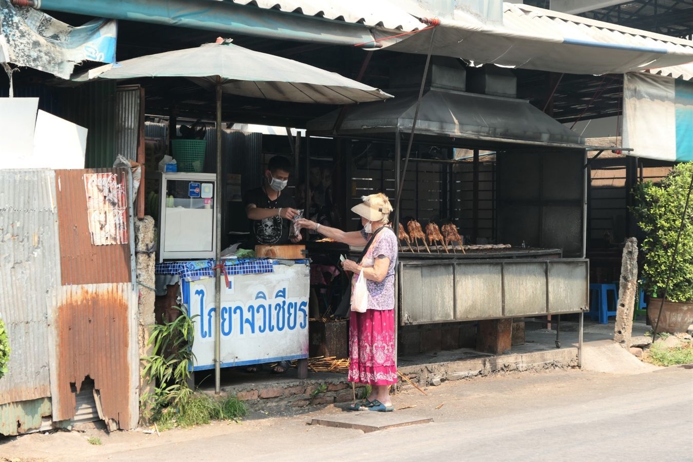 Descubre dónde probar el mejor pollo a la parrilla de Tailandia: el pollo isaan. Aprende también a hacerlo en casa siguiendo la receta tradicional | Gastronomadistas