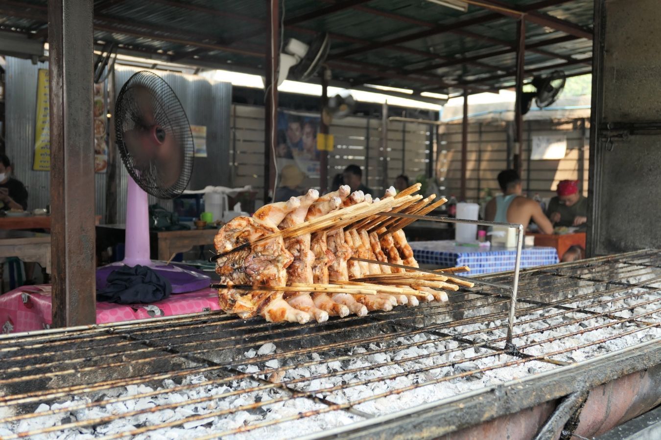 Descubre dónde probar el mejor pollo a la parrilla de Tailandia: el pollo isaan. Aprende también a hacerlo en casa siguiendo la receta tradicional | Gastronomadistas