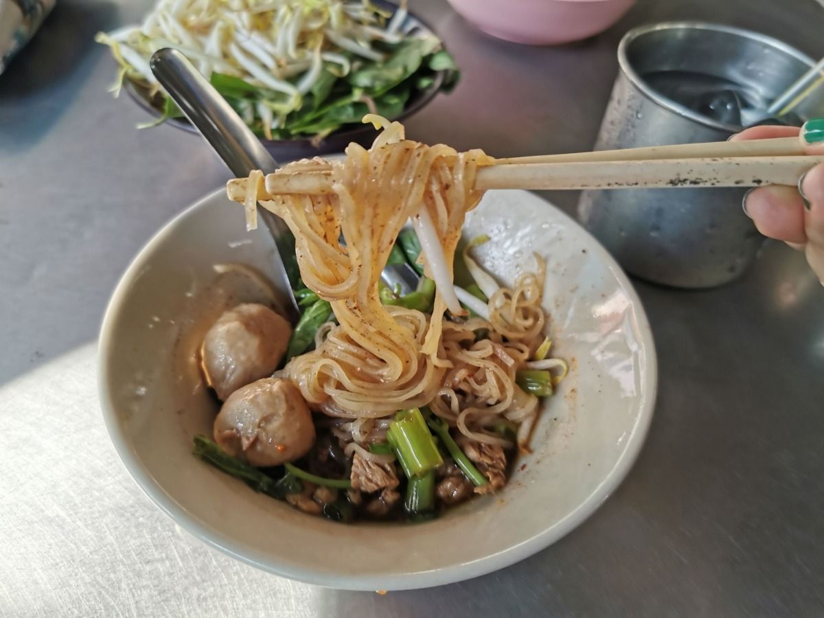 Boat noodles en Bangkok: descubre los mejores comedores de Victory Monument en los que disfrutar de esta peculiar sopa tailandesa