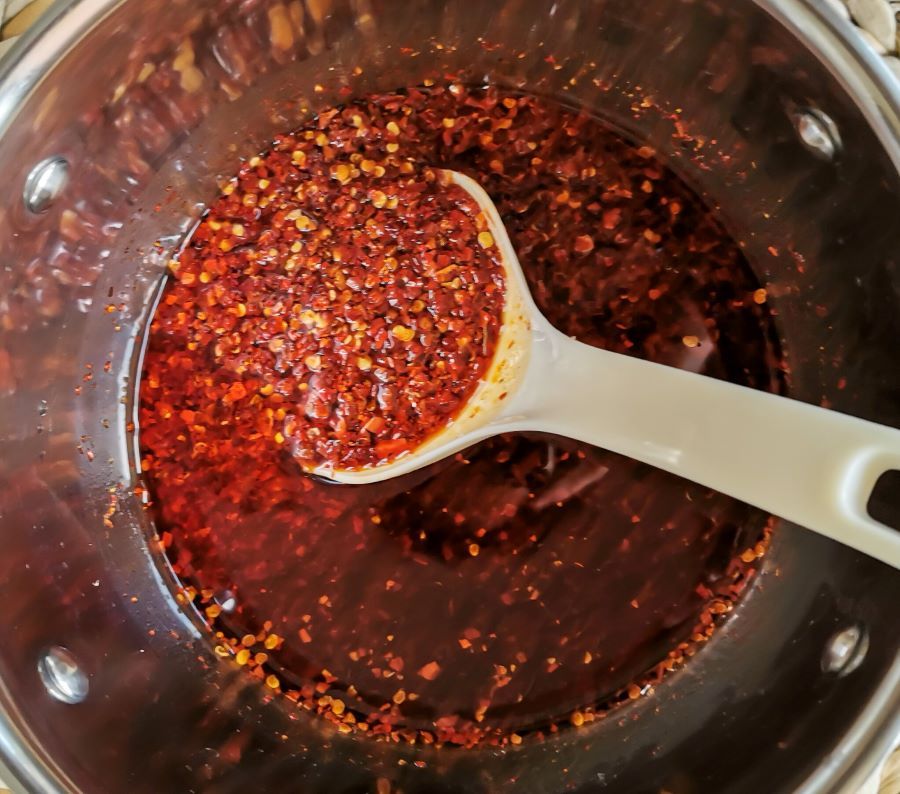 Chilli oil o aceite picante: aprende a preparar este delicioso aliño de guindilla y dale un toque único a todos tus platos | Gastronomadistas